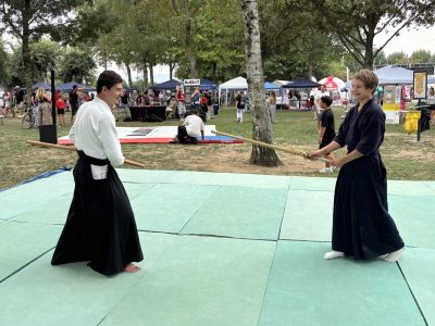 Deux kendoka en hakama sur des tapis lors de la Fête du sport en famille au lac de Soues